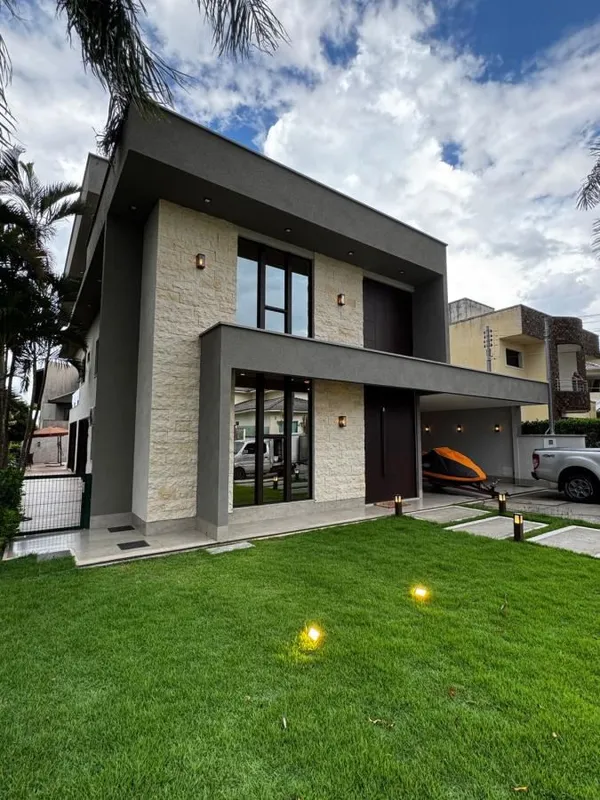 Sobrado no Jardins Madrid com linda área externa sendo 4 suítes plenas Ao chegar...