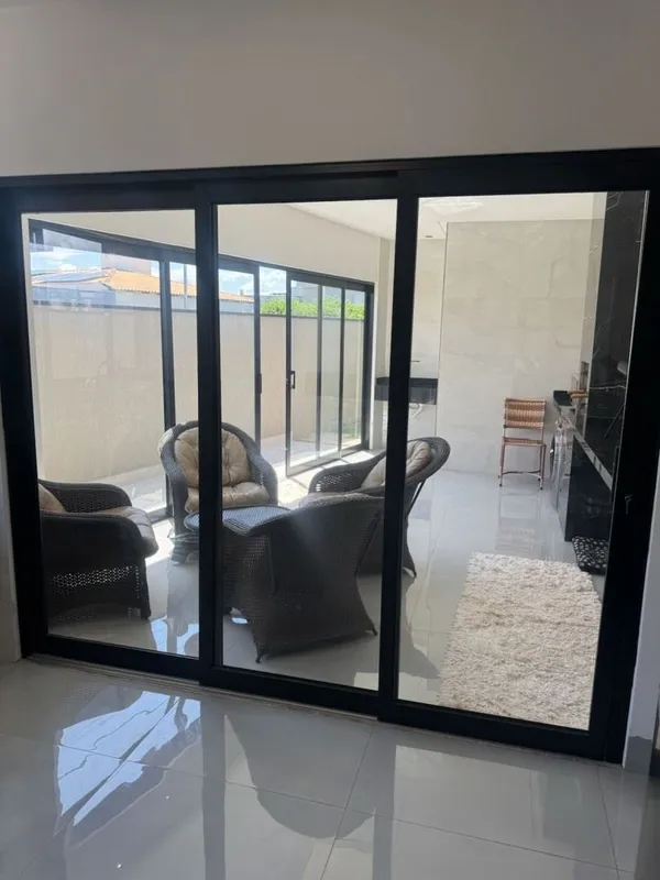 CASA COMPLETA E MOBILIADA À VENDA - SOFISTICAÇÃO E CONFORTOApresentamos um imóve...
