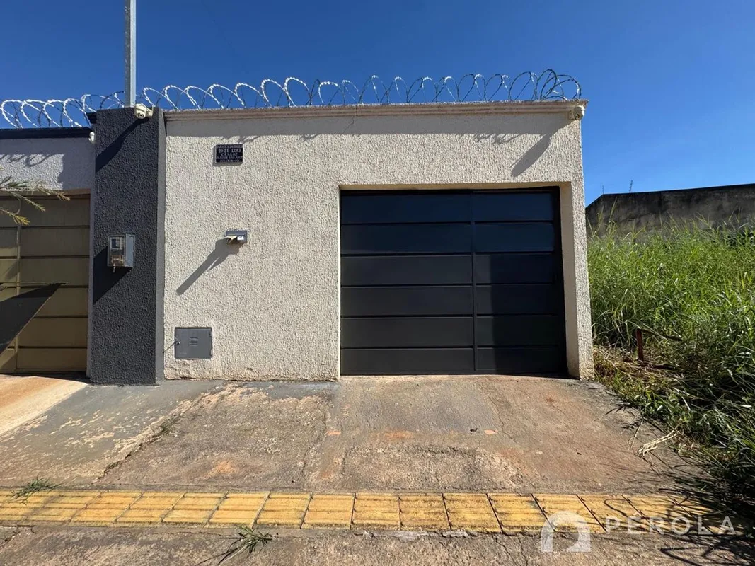 Casa primeira locação com três quartos sendo uma suíte, banheiro social, sala de...