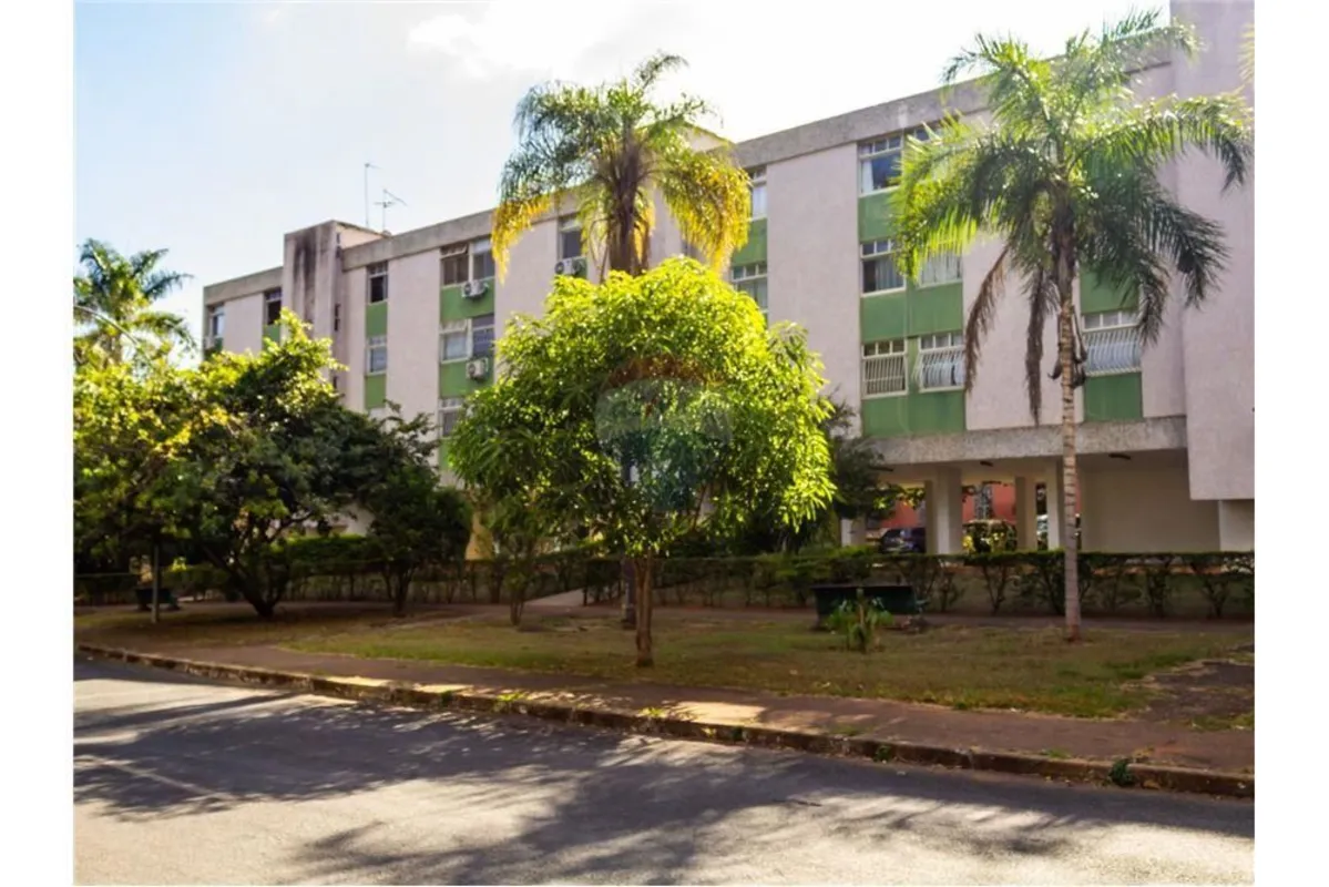 Apartamento vazado de 02 quartos com armários, sendo uma suíte, localizado na As...