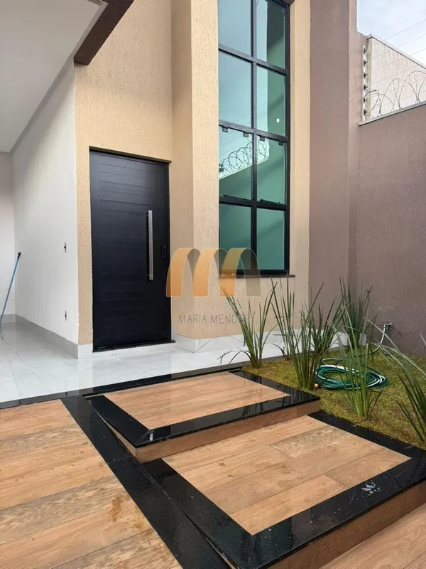 - 3 quartos (sendo um suíte)com closet- Sala com pé direito duplo- Iluminação em...