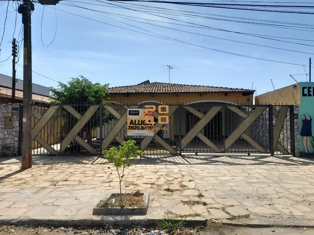 Casa para alugar no Setor Balneário Meia Ponte. O imóvel possui quatro quartos, ...