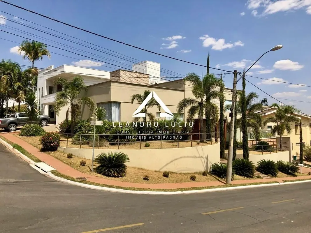 Casa à venda Esquina com 4 Suites, Condomínio do Lago, Goiânia - GO. Casa Sobrad...