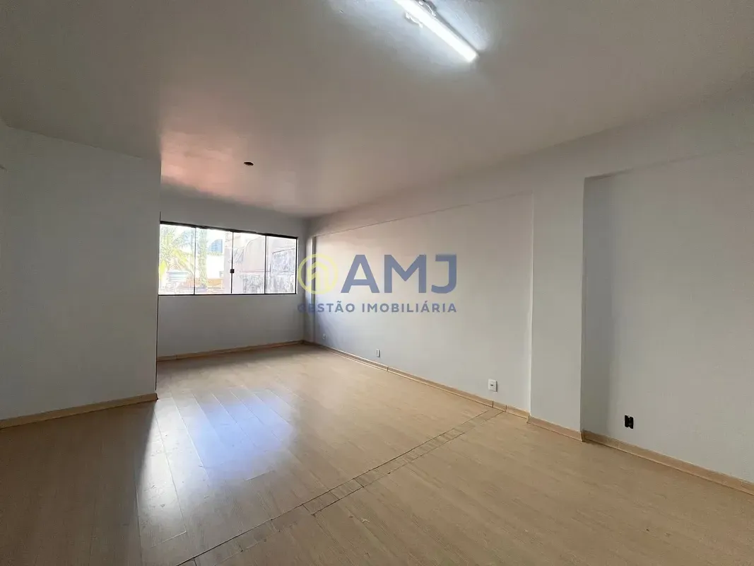 Alugo Sala Comercial na Av. T-7, ótimo ponto e localização estratégica! Prédio p...