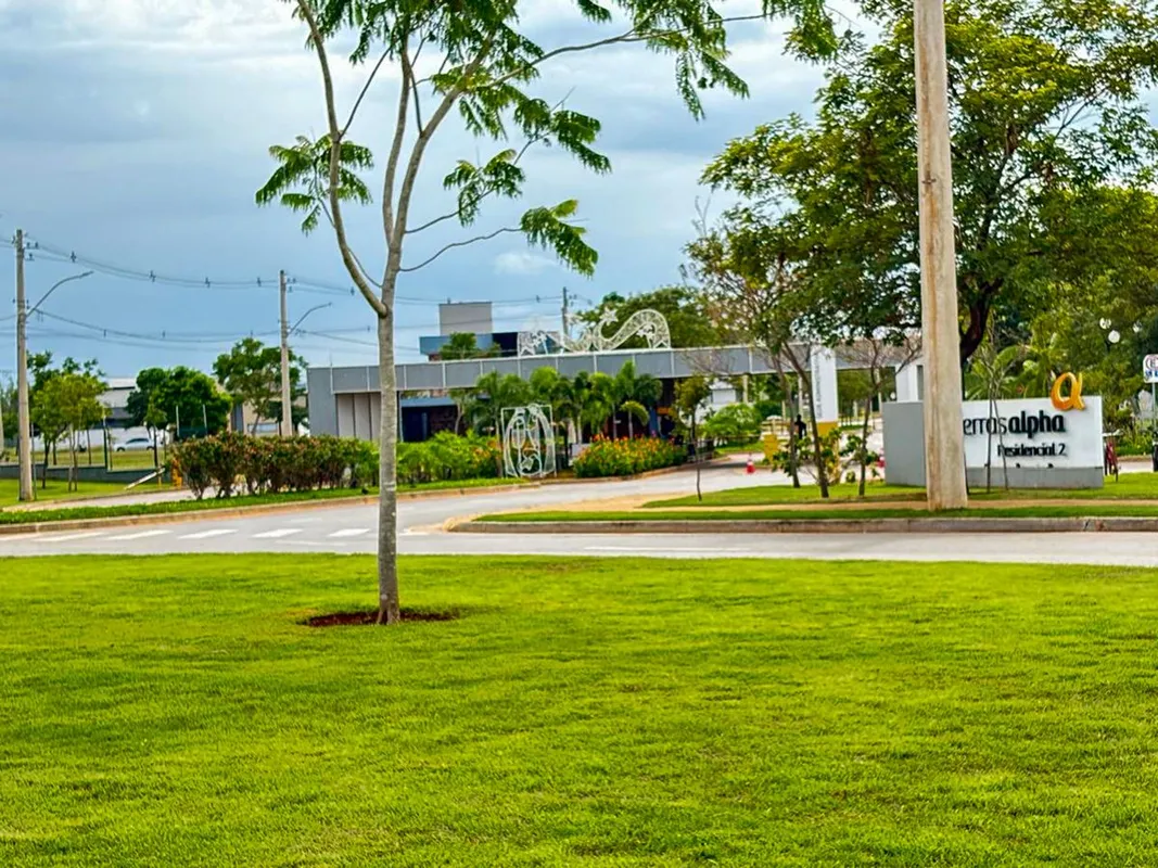 Terreno de 306 mÂ², plano, prÃ³ximo Ã  portaria e pronto para construir.CondomÃ­...