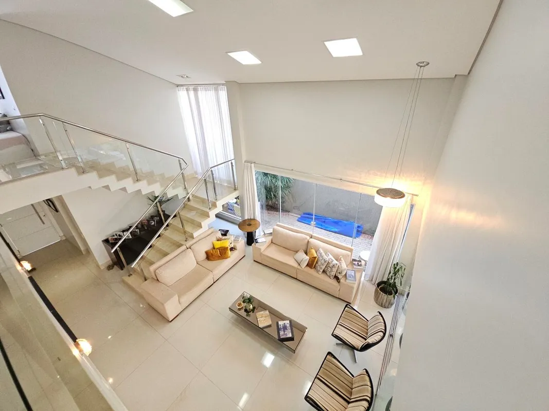 São 345m² de construção em um terreno de 410m².No pavimento superior, são 04 suí...