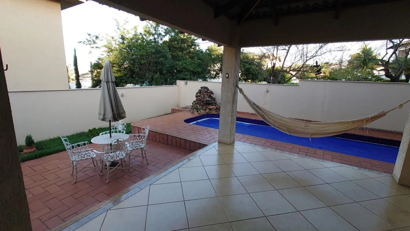 São 260m² de área construída em um lote de 440m².No pavimento superior, 04 quart...