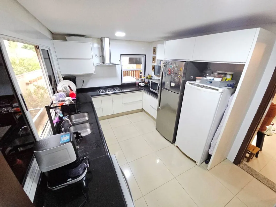 SÃ£o 250mÂ² de Ã¡rea construÃ­da em um lote de 360mÂ².No pavimento superior, 04 ...
