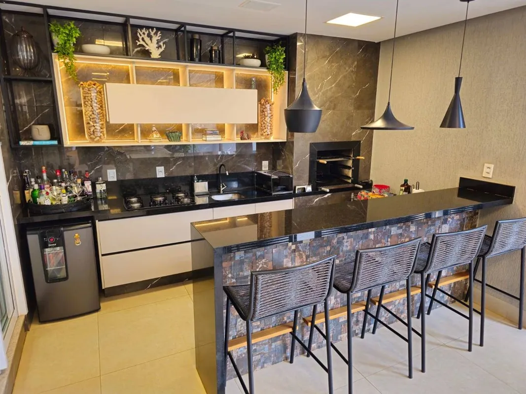 São 345m² de área construída em um lote de 390m².No pavimento superior, 03 suíte...