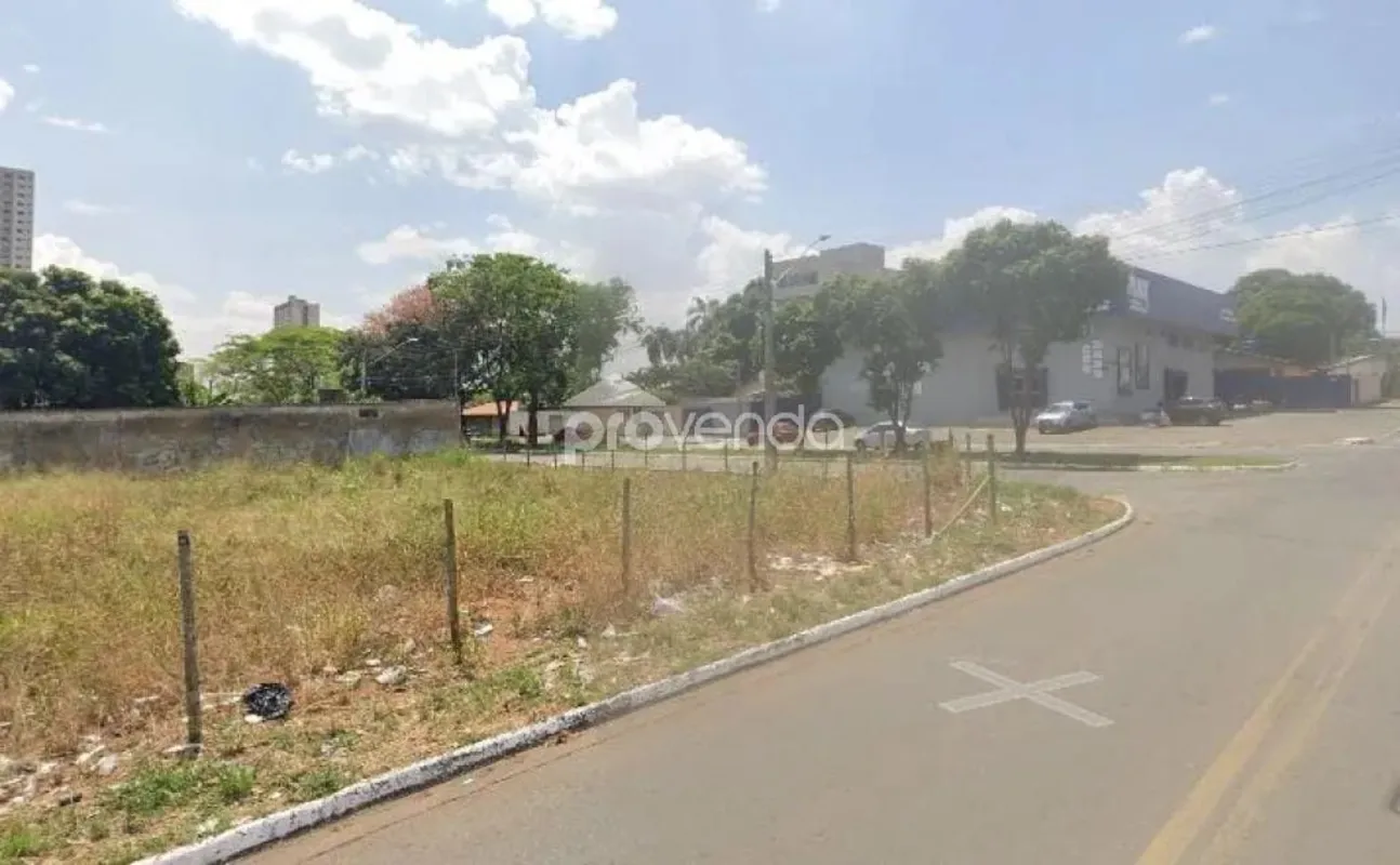 Excelente oportunidade comercial para investidores e construtores: três lotes ur...