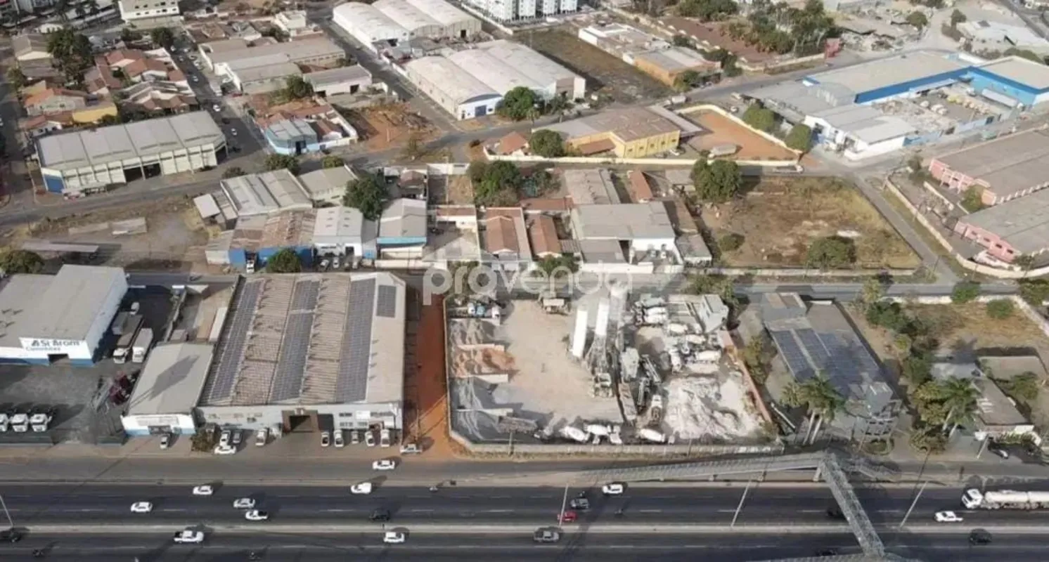 Localizado no bairro Vila Brasília, este PRÉDIO COMERCIAL oferece 600 m² de área...