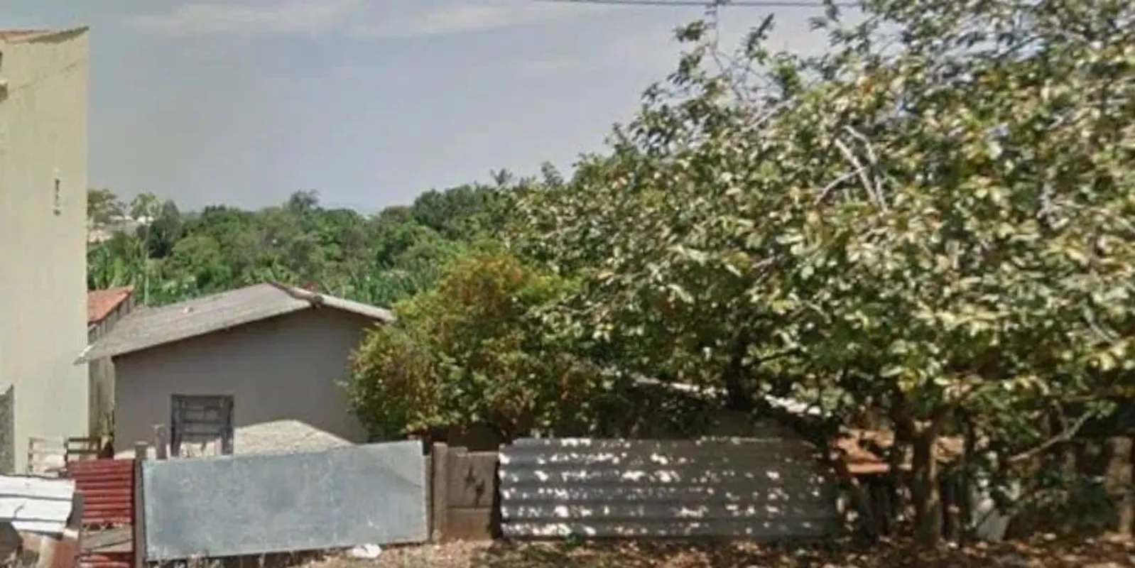 Lote numero 13, com 383.70 m², sendo 14,42 m de frente com 11,15 m de fundo, lat...