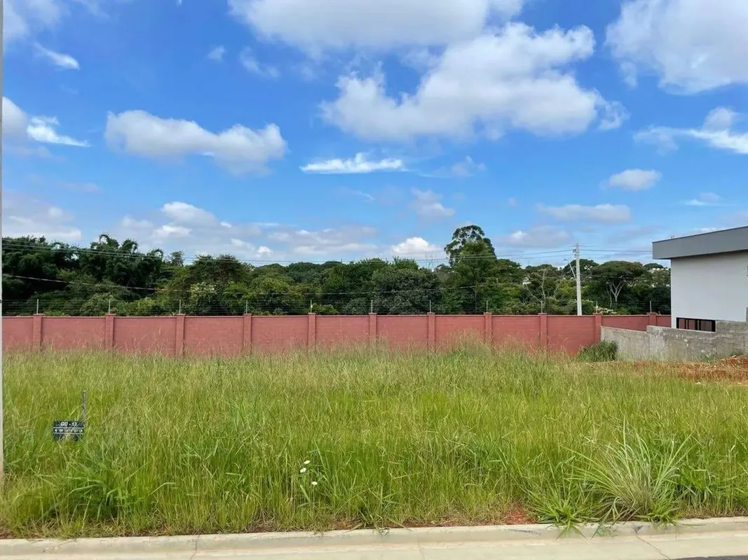 Excelente lote, com ótima localização, próximo a área de lazer.Condomínio com la...