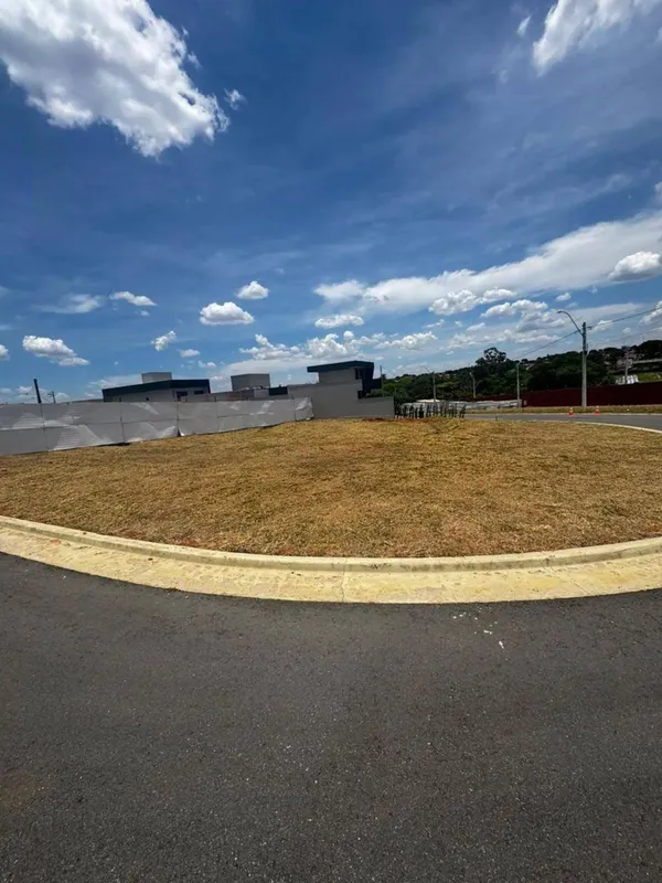 Lote com excelente localização de esquina com 480 m² no Jardins Sevilha, condomí...