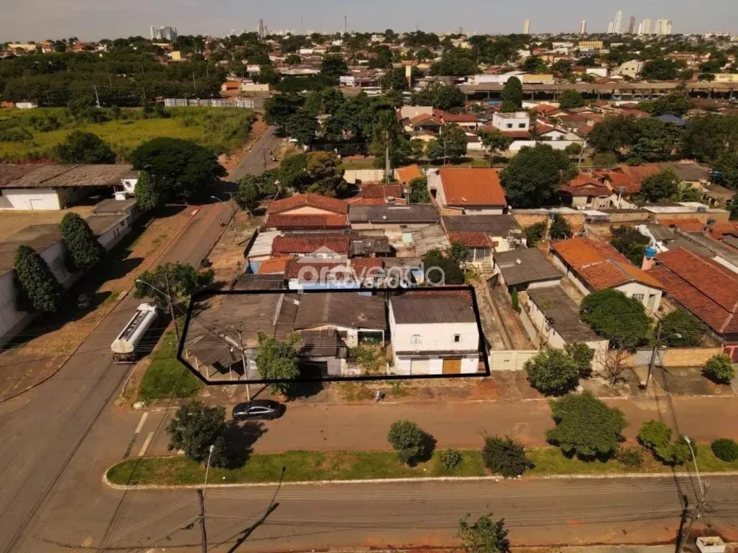 Aproveite esta excelente oportunidade de adquirir um terreno de esquina medindo ...