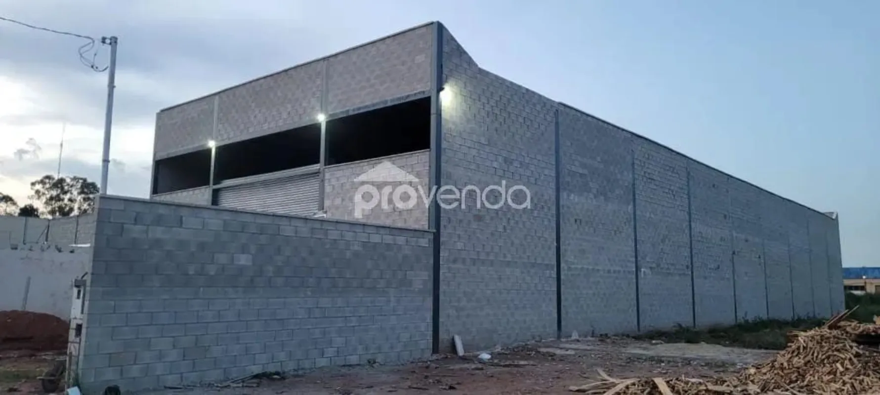 Este galpão comercial, localizado a 300 metros da BR-153, é uma excelente oportu...