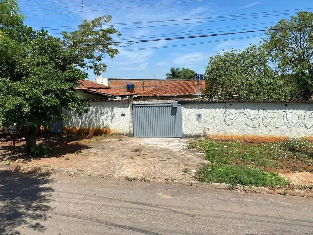 Lote de esquina com 458m, possui um barracão.Este terreno à venda em Goiânia, no...