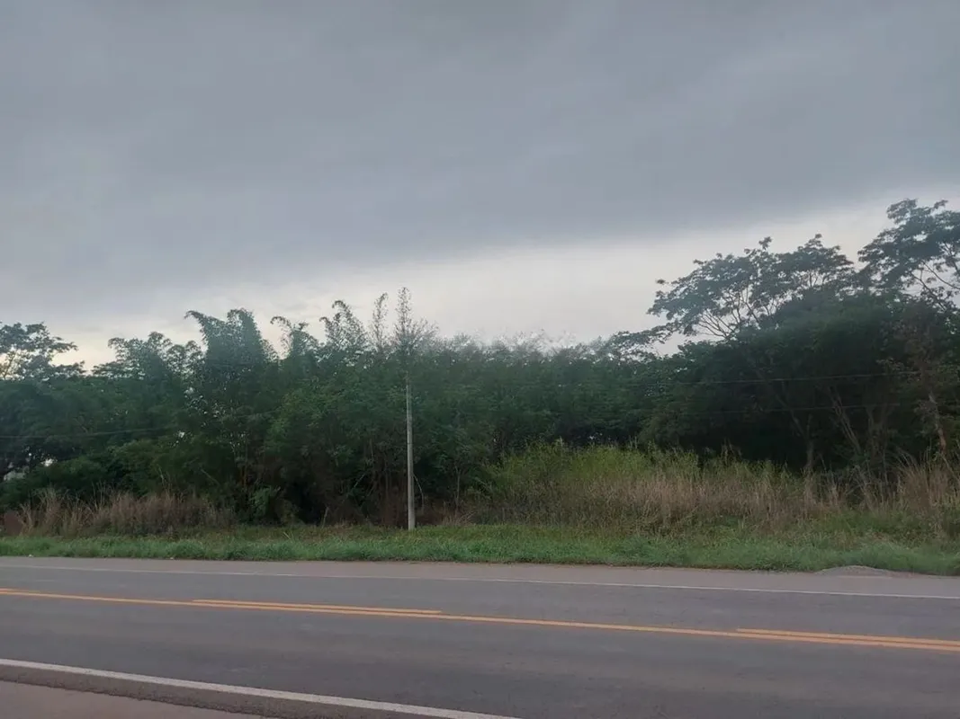 Excelente área à venda em localização estratégica na Estância Vargem Bonita.Regi...