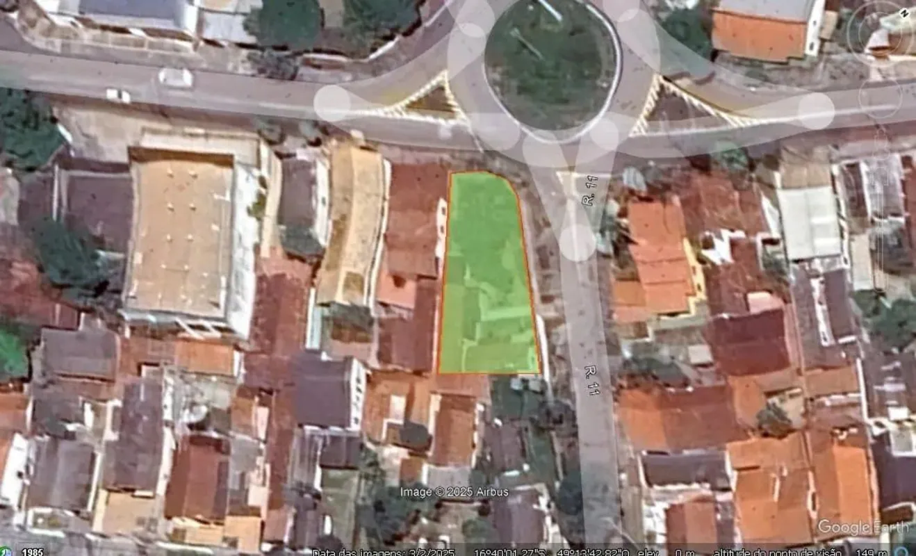 Terreno de esquina com 617m com dois barracões independentes, com aproximadament...