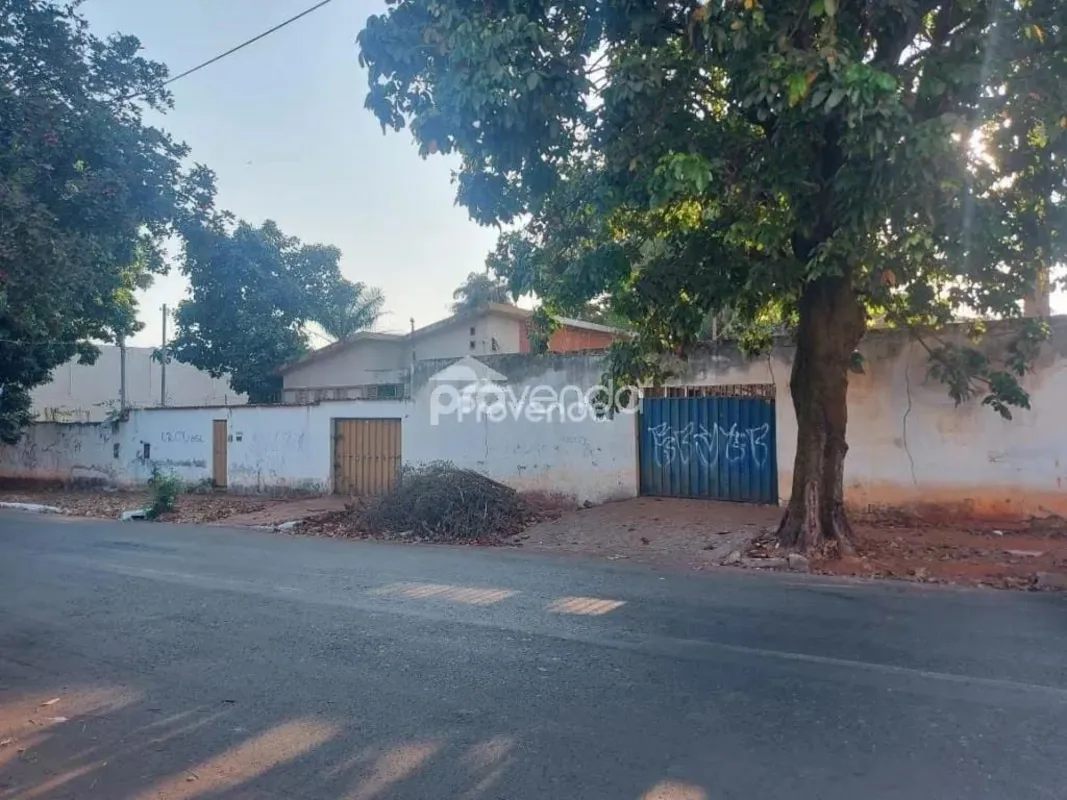 Localização estratégica em frente à Provenda Imobiliária, na Rua 104, essa ampla...