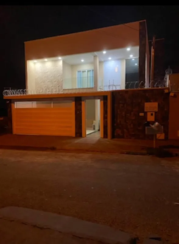 Sobrado 375 mt de área construída Andar de cima : 3 quartos sendo 1 com closet e...