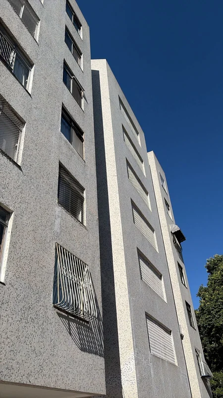 Excelente apartamento 313 Norte.3 quartos, sendo 1 suítePiso de madeira original...