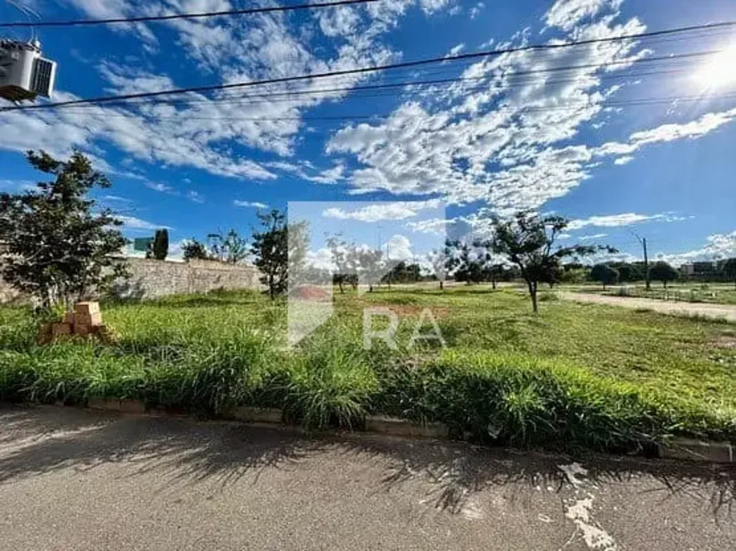 Este terreno localizado no Condomínio Jardim Botânico III, com 750,00m2 de área ...