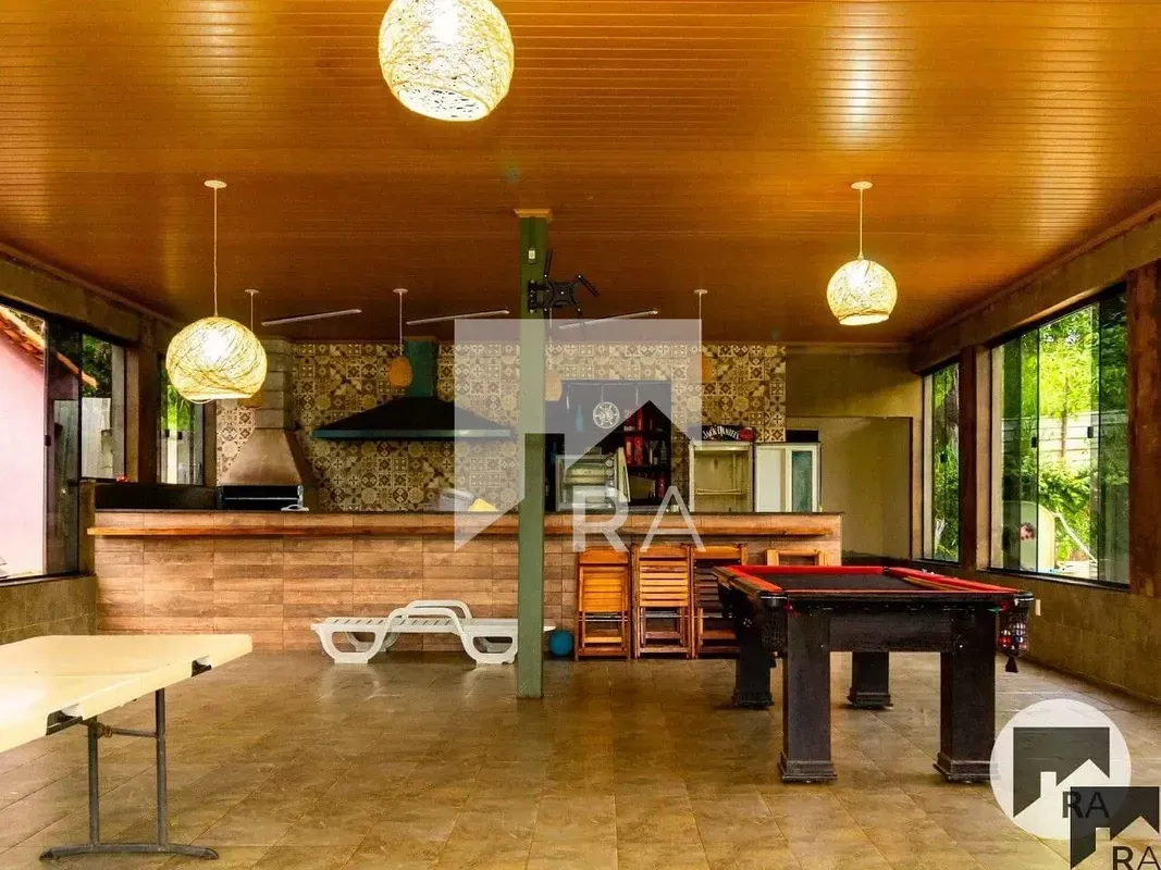 Ótima opção de moradia ou investimento em local tranquilo e seguro!Chácara com 2...