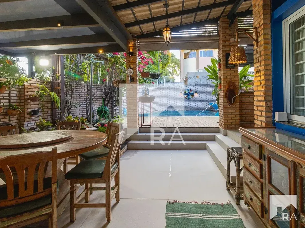 Na melhor localização da Asa Sul, uma magnífica casa de esquina interna com 4 qu...