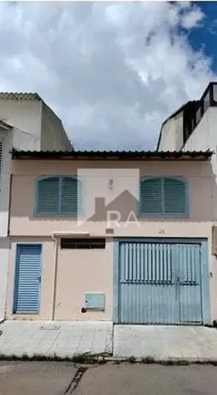 Uma casa dividida em duas com entradas independentes!Na entrada principal, com a...