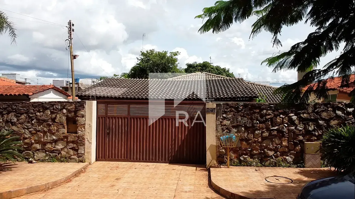  Casa térrea com 3 quartos (1 suíte com banheira) Quintal amplo + depósito Regiã...