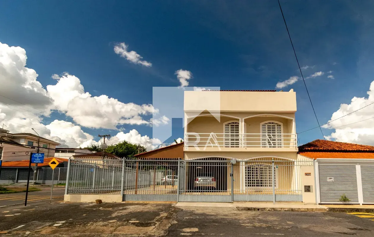 Casa tipo sobrado, localizada na QE 26 do Guará II, em terreno de esquina com ex...