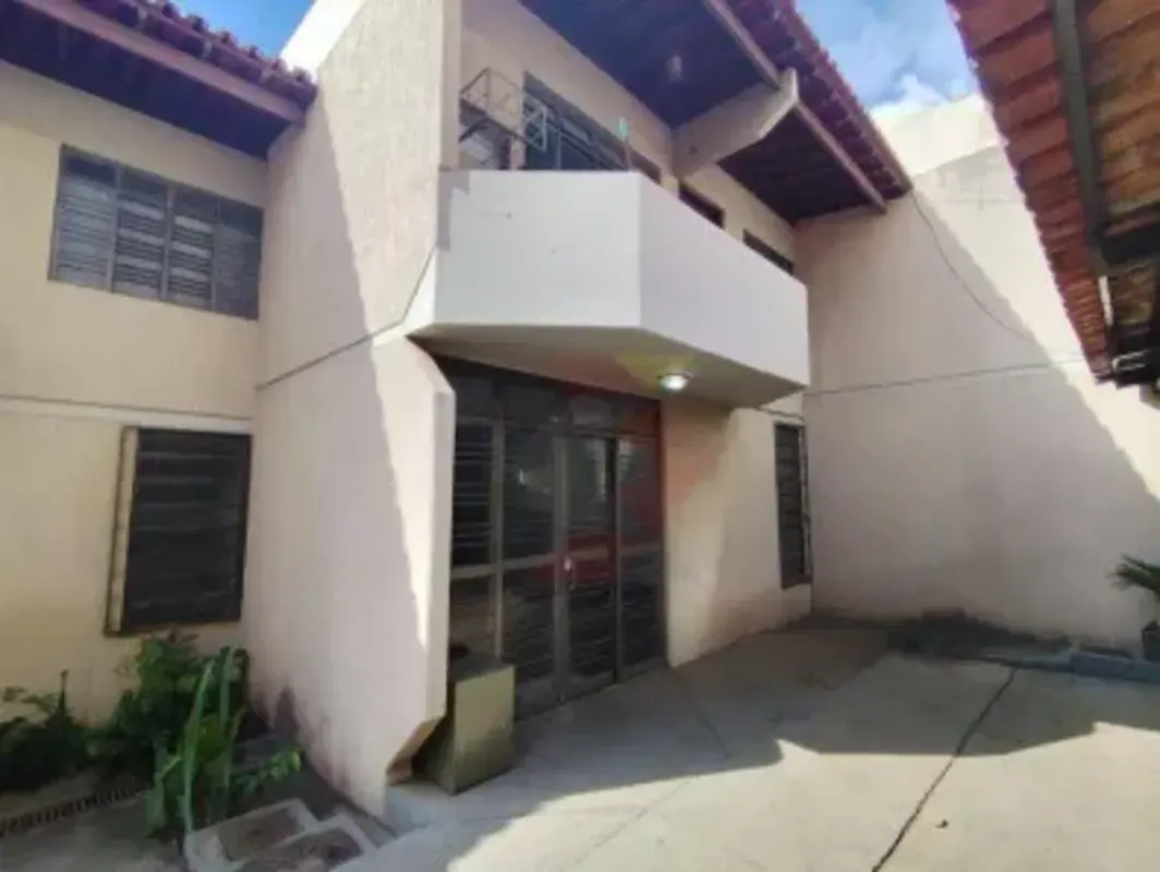 Sobrado com 3 Quartos para alugar, 141m² - Setor Bueno Três quartos com armários...