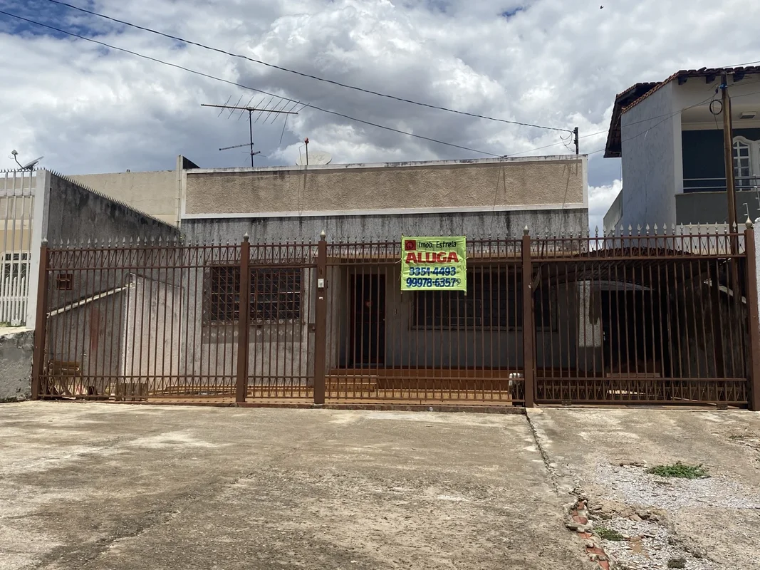 IMOBILIARIA ESTRELA - ALUGA - CASA SOZINHA NO LOTE COMPOSTA COM ;SALA AMPLA,BANH...