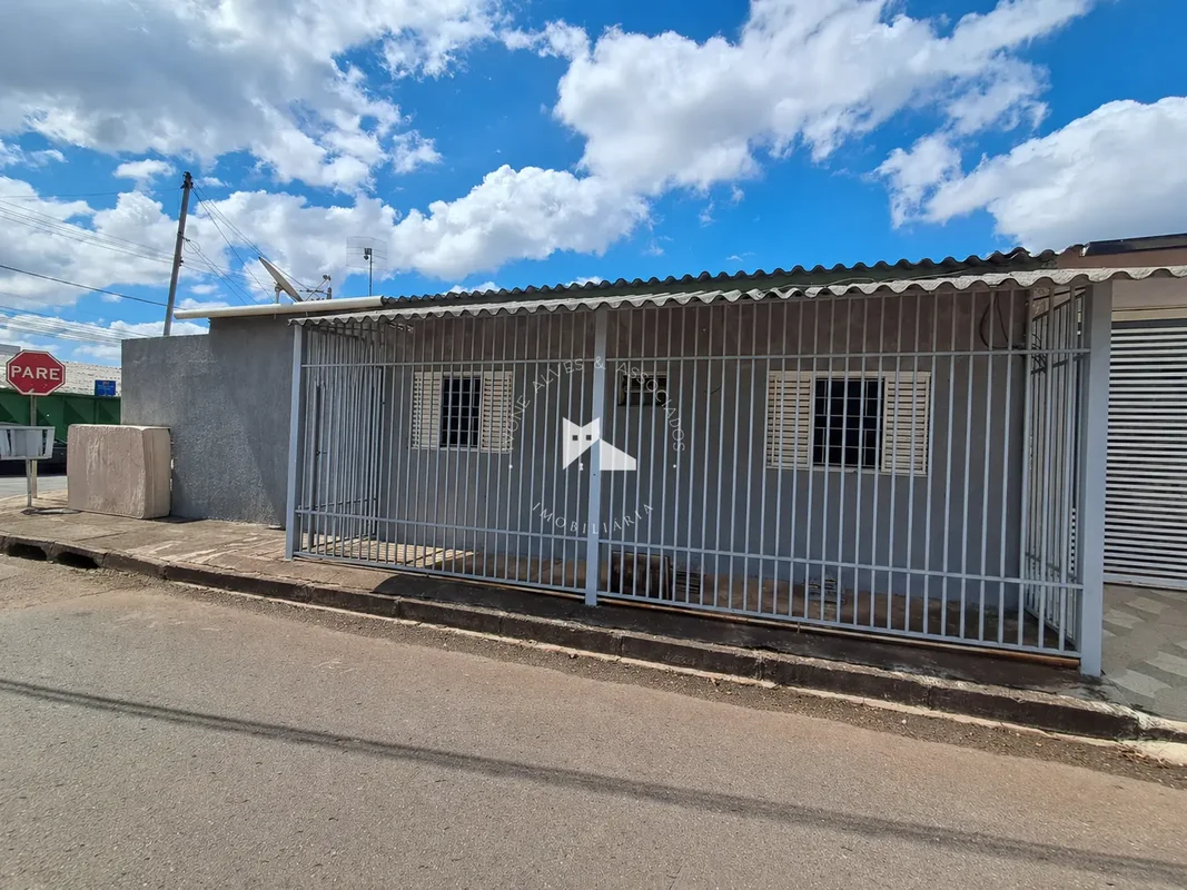 Casa de esquina, reformada com 102m².Uma excelente oportunidade no Riacho Fundo ...