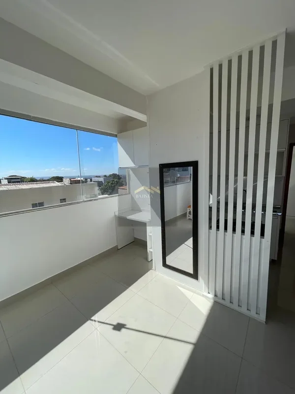 Batista Soluções Imobiliárias apresenta excelente apartamento com armários plane...