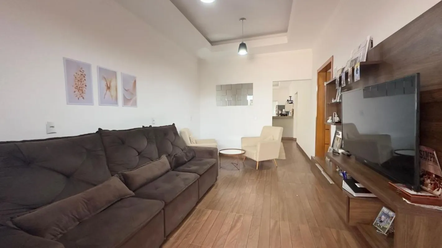 GH2349Casa com 3 quartos em São Luís de Montes Belos, em terreno com 338m² com 2...