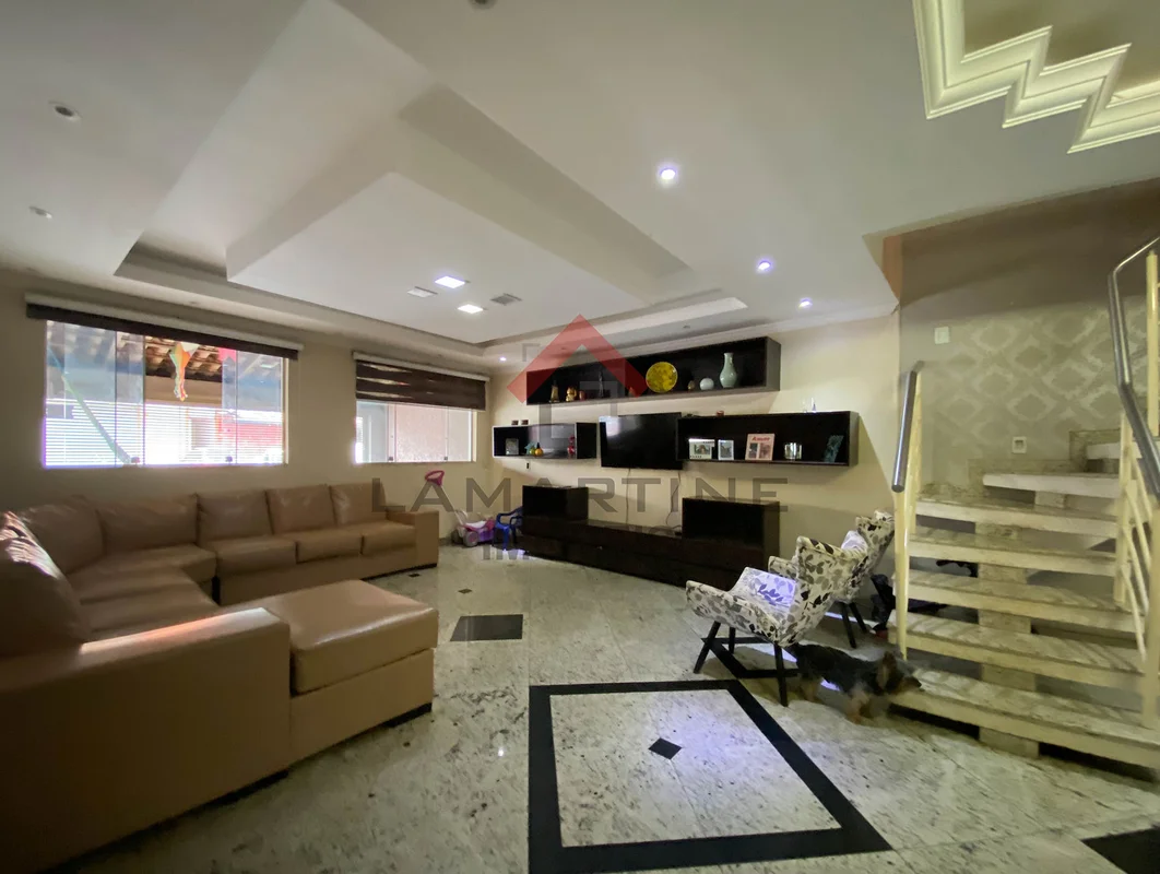 Ótima casa de 380m² (aproximadamente) com:- 4 Quartos, sendo 2 Suítes;- Sala amp...