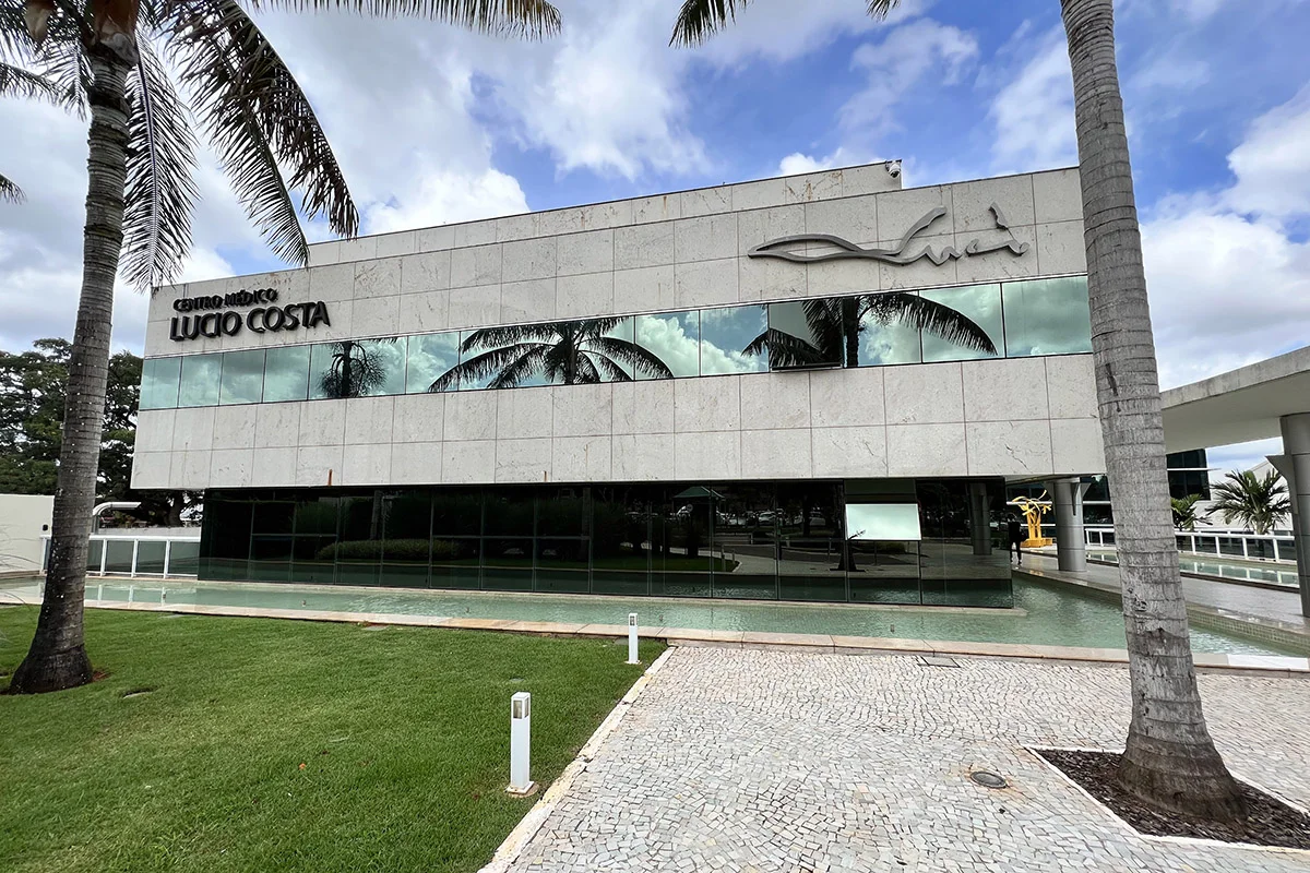 Localizada no Centro Médico Lúcio Costa, esta sala comercial de 30 m² oferece um...
