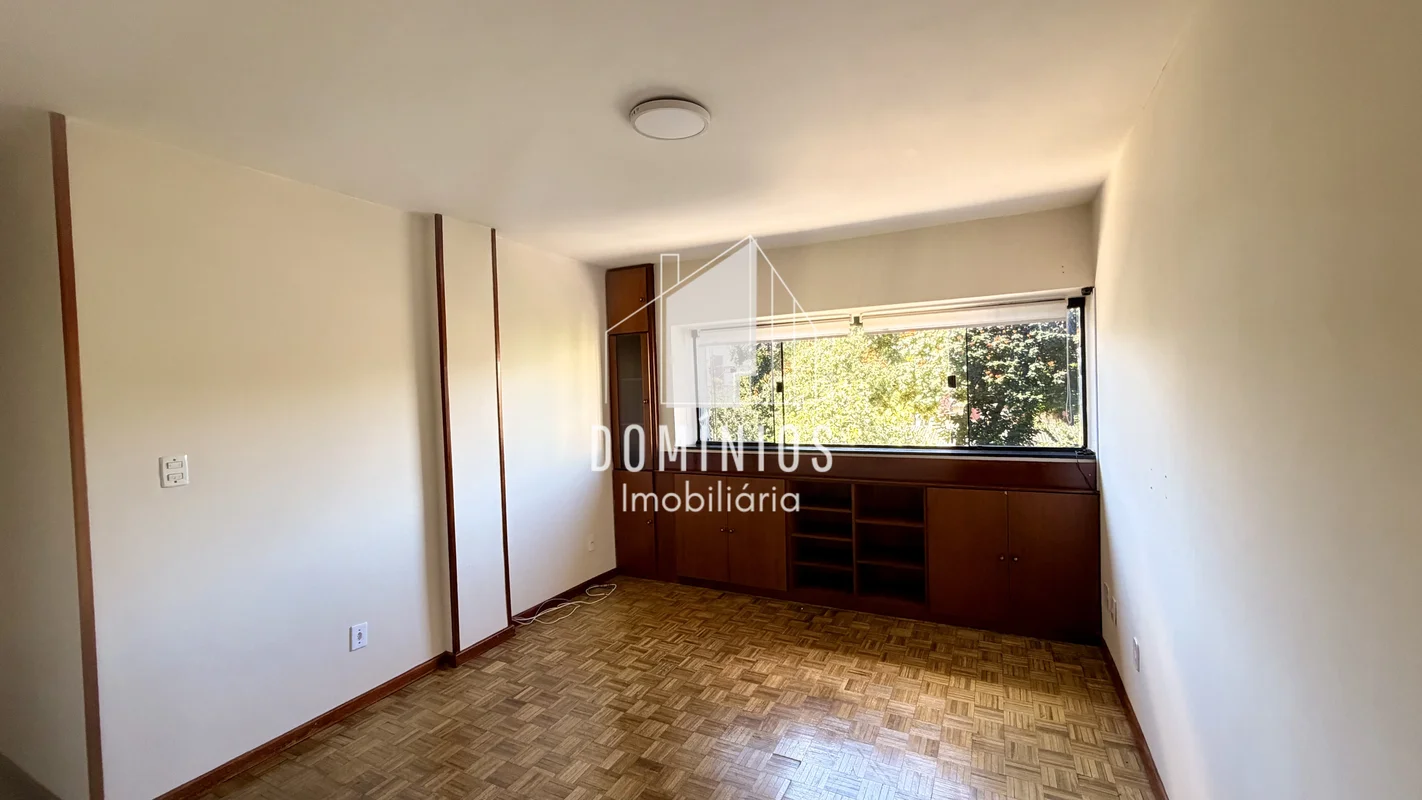 Um apê com aquela vista livre que dá vontade de chegar em casa e respirar.Na SHC...