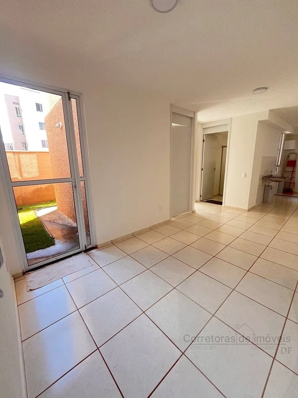 Excelente oportunidade na CL 106, no coração de Santa Maria, DF. Este apartament...