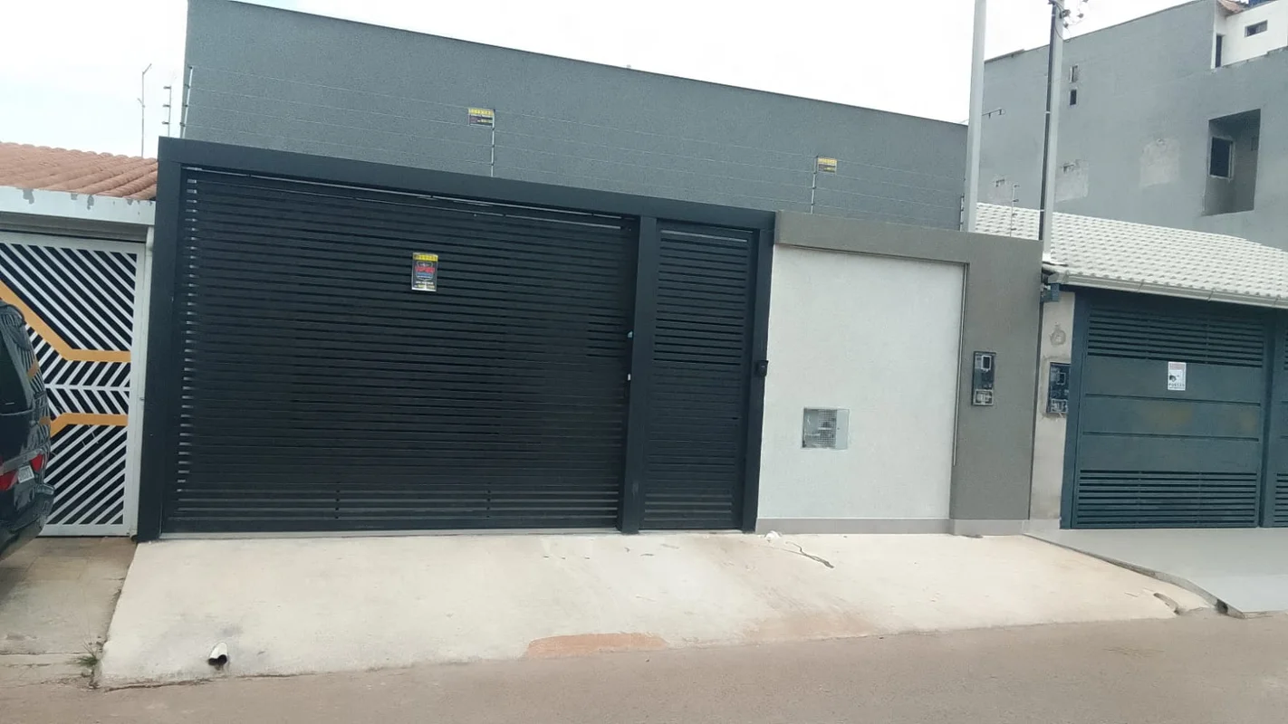 Descubra este lindo sobrado de 3 quartos na QNN 26 Conjunto E, Ceilândia Sul, DF...