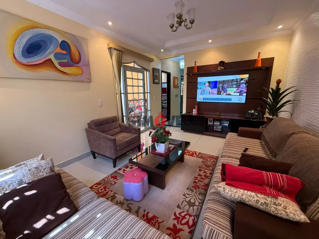 240m² - QR 210, Casa com 4 Quartos, Sendo 1 Suíte - R$ 720.000 - NÃO FINANCIACAS...