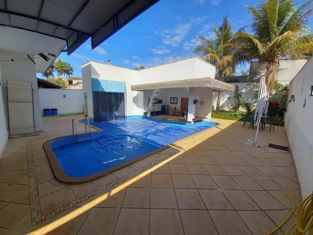 Lote: 616m² Construção: 420m² 04 Suítes plenas para o seu descanso, incluindo um...