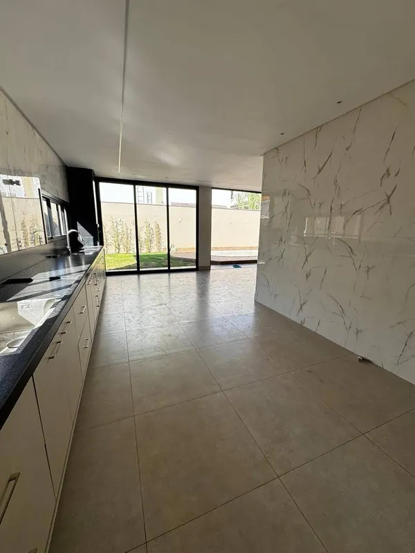 Com 434 m² de área total e 220 m² de área útil, o imóvel conta com 4 suítes, 2 s...