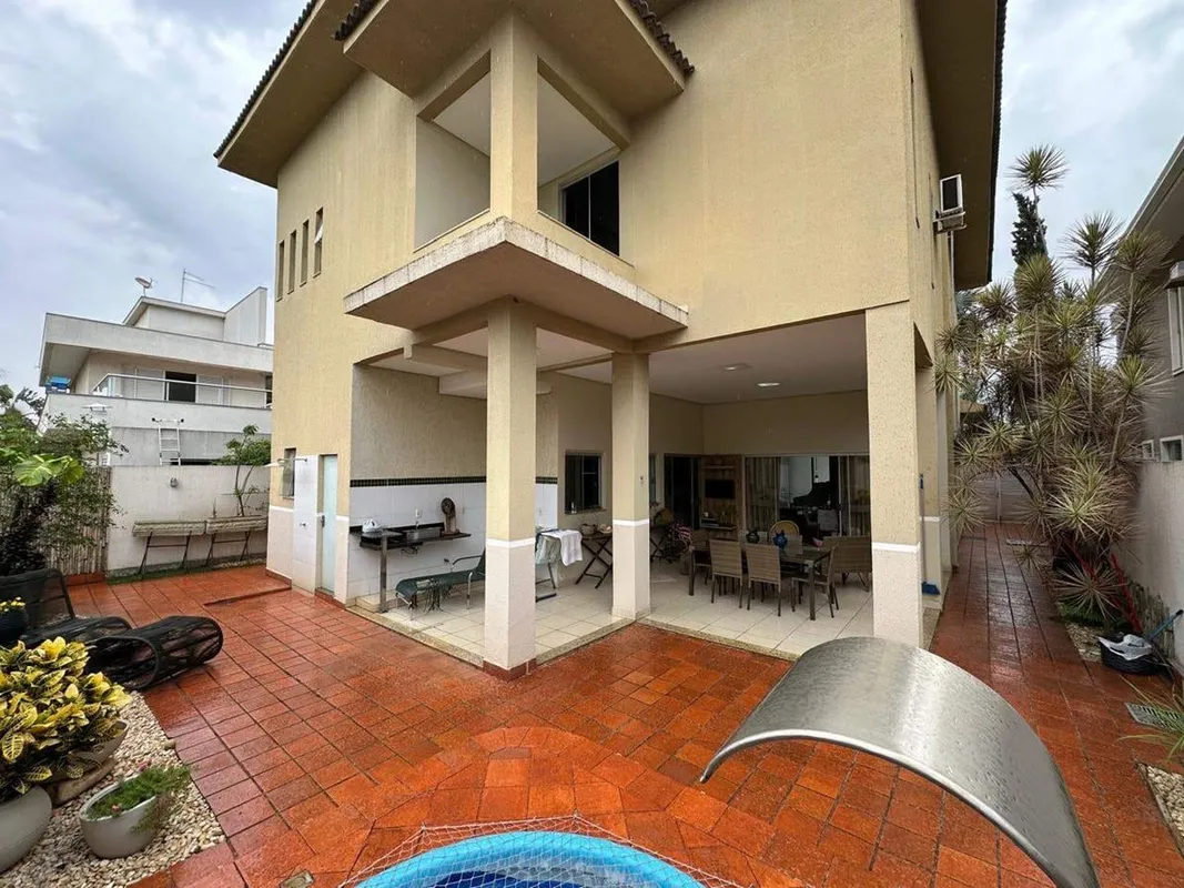 Localizado no Jardins Mônaco, este imponente sobrado de 3 suítes está à venda po...