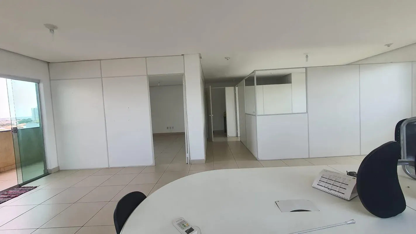Sala comercial de 100m2 com 2 banheiros, 3 salas, no local atualmente funciona u...
