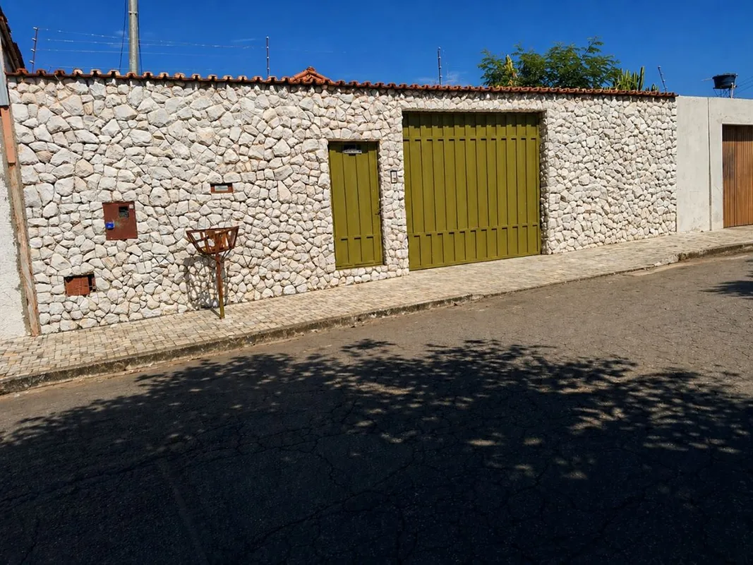 Casa residencial na Rua P-38 Setor dos Funcionários, (01) sala, (01) banheiro so...