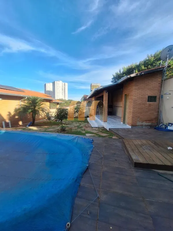 Piso inferiorCozinha com armáriosSalaBanheiroPiso Superior04 quartos sendo 01 su...