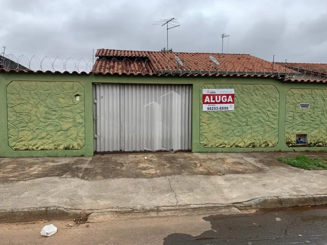 Casa padrão. Composta por 3 quartos, 1 suíte, sala, cozinha, varanda, quintal e ...